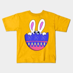 A blue-eyed Easter bunny peeks out of a cracked decorative egg. Kids T-Shirt